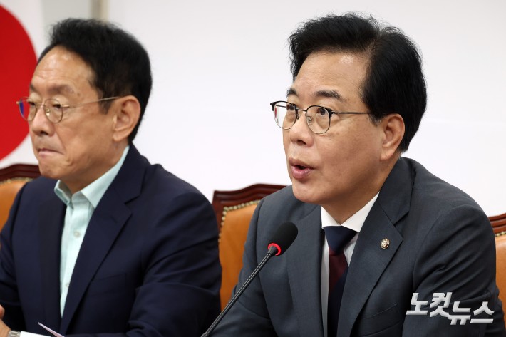 국민의힘 송언석 원내대표가 26일 서울 여의도 국회에서 열린 원내대책회의에서 발언을 하고 있다.