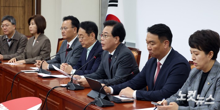 국민의힘 송언석 원내대표가 26일 서울 여의도 국회에서 열린 원내대책회의에서 발언을 하고 있다.