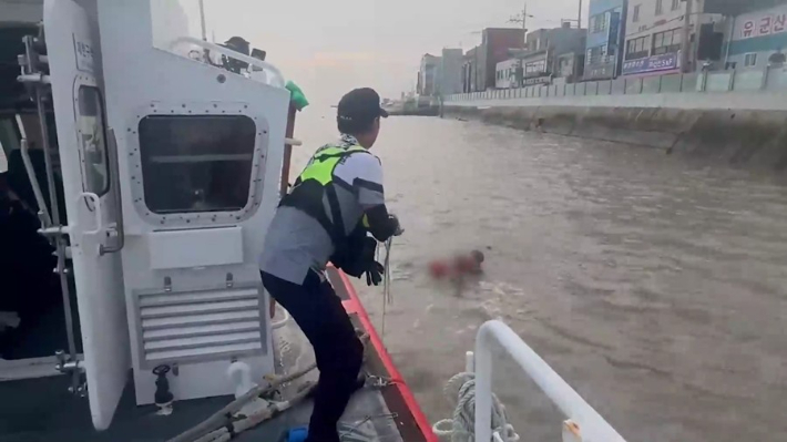 해경이 튜브를 이용해 A(10대)양을 구조하고 있다. 전북 군산해양경찰서 제공