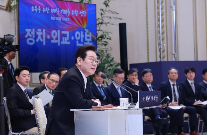 이재명 대통령 발언 듣는 참모진. 연합뉴스