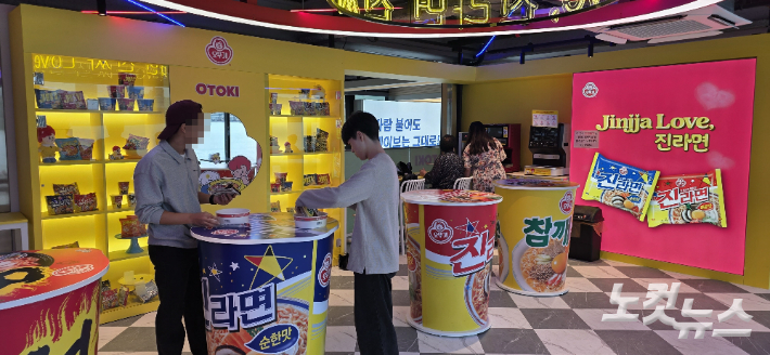 뚝섬 한강 선착장 2층 오뚜기 팝업스토어에서 방문객들이 라면을 조리하고 있다. 양지훈 인턴기자