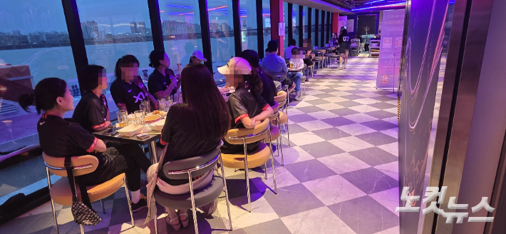 여의도 선착장 2층 BBQ 매장 안에서 FC서울 유니폼을 입은 시민들이 테이블에 모여 식사하고 있다. 양지훈 인턴기자