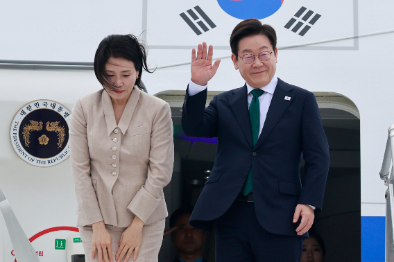 미국 방문 일정을 마친 이재명 대통령과 김혜경 여사가 25일(현지시간) 뉴욕 JFK공항 공군 1호기에서 인사하고 있다. 연합뉴스