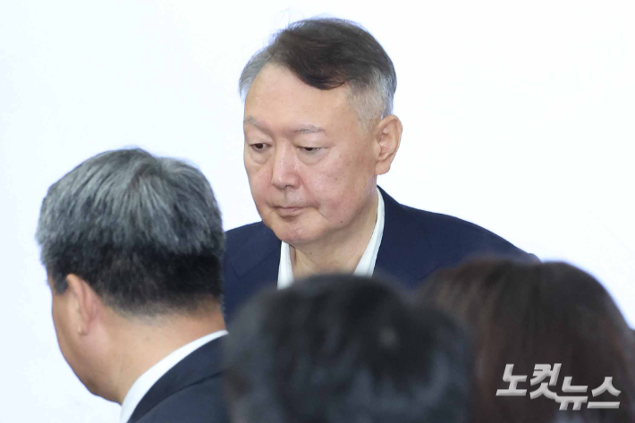 윤석열 전 대통령이 26일 서울 서초구 서울중앙지법에서 열린 특수공무집행방해, 직권남용 권리행사방해 등 혐의 사건 첫 공판에 출석하고 있다. 형사 법정에서 윤 전 대통령의 모습이 공개된 것은 지난 4월 내란 사건 재판 이후 약 5개월 만이다. 사진공동취재단