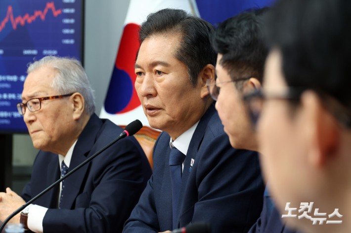 더불어민주당 정청래 대표가 26일 서울 여의도 국회에서 열린 외교안보통일자문회의 세미나 "유엔총회 계기 이재명 정부 실용외교·다자외교 전략"에서발언을 하고 있다.