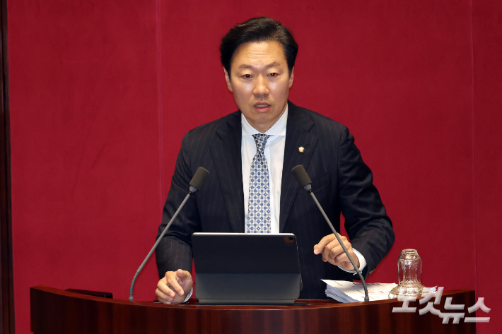 국민의힘 박수민 의원이 25일 서울 여의도 국회에서 열린 제429회 국회(정기회) 제9차 본회의에서 정부조직법 일부개정법률안에 대한 반대 무제한토론을 하고 있다. 윤창원 기자