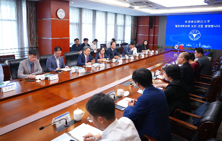 강기정 광주광역시장이 25일(현지시간) 오후 중국의 대표적 인공지능(AI) 기술인재 육성 대학인 저장대를 방문해 마옌밍 총장과 AI 인재육성 등 협력 방안을 논의하고 있다. 광주시 제공