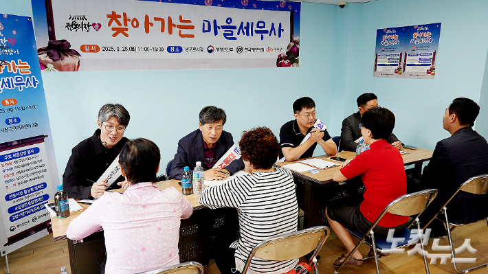 남구로시장을 찾은 마을세무사의 무료상담 모습. 노컷TV 채승옥