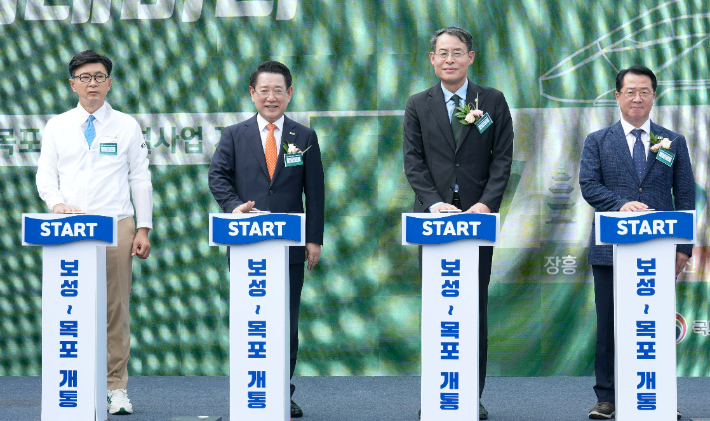 김영록 전라남도지사가 26일 신보성역에서 열린 '전남남해선 목포보성선 개통식'에 참석해 주요내빈들과 개통 세레머니를 하고 있다. 전라남도 제공
