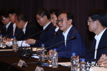 전재수 해양수산부 장관이 26일 서울 마포구 가든호텔에서 열린 북극항로 자문위원회 위촉식 및 제1차 회의에 참석해 모두발언 하고 있다.