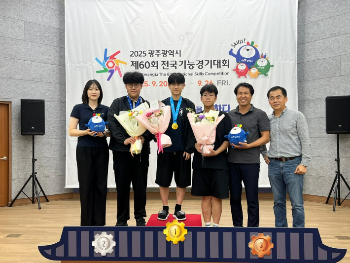 광주 자동화 설비 마이스터고 학생들이 전국 기능 경기대회 사이버보안 분야에서 금은 장려상을 받은 후 학교 관계자들과 기념사진을 찍고 있다. 전라남도 제공