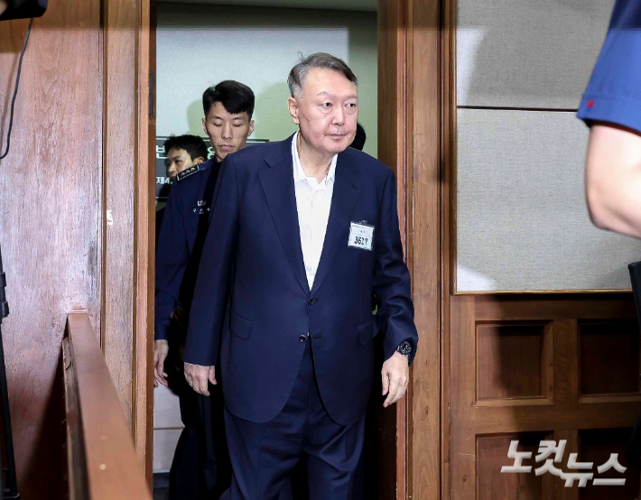 윤석열 전 대통령이 26일 서울 서초구 서울중앙지방법원에서 열린 '특수공무 집행 방해, 직권남용 권리행사 방해 혐의' 첫 재판에 출석하고 있다. 사진공동취재단