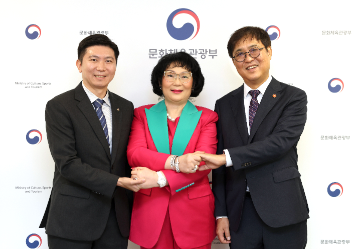 유승민 대한체육회장(왼쪽부터), 쿠닝 파타마 리스와드쿨 세계배드민턴연맹 회장(IOC위원), 최휘영 문화체육관광부 창관. 체육회