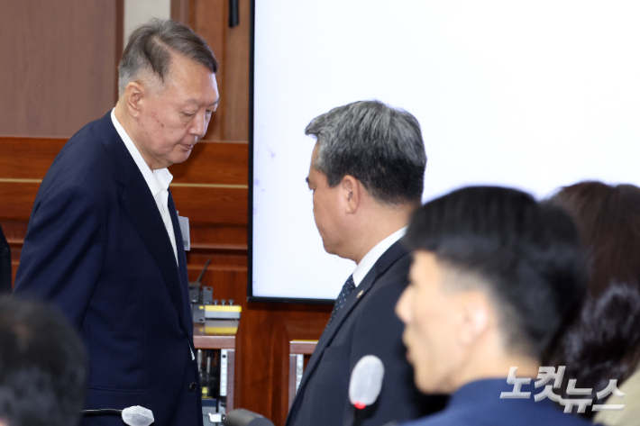 윤석열 전 대통령이 26일 서울 서초구 서울중앙지법에서 열린 특수공무집행방해, 직권남용 권리행사방해 등 혐의 사건 첫 공판에 출석하고 있다. 형사 법정에서 윤 전 대통령의 모습이 공개된 것은 지난 4월 내란 사건 재판 이후 약 5개월 만이다. 사진공동취재단