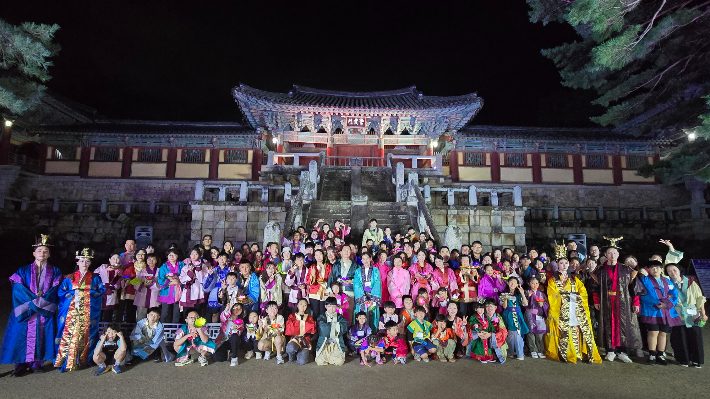 2025 세계유산축전 경주역사유적지구 '빛으로 쓰는 이야기 IN 불국사'에 참여한 관람객들이 단체 촬영을 하고 있다. 경주시 제공