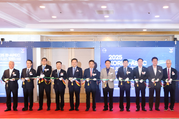 경주 라한셀렉트 호텔에서 열린 '2025 한-APEC 비즈니스 파트너십' 개막식에서 주요 내빈들이 테이프 커팅을 하고 있다. 경주시 제공