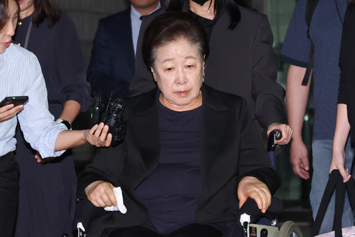 윤석열 정권과 통일교가 연관된 '정교유착 국정농단' 의혹을 받는 한학자 통일교 총재가 지난 22일 서울중앙지법에서 구속 전 피의자 심문(영장실질심사)을 마친 뒤 법정을 나서고 있다. 연합뉴스
