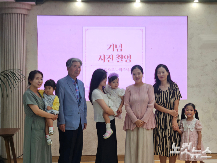 26일 사단법인 부산생명돌봄국민행동이 주최한 '가족사진영상공모전' 수상자들이 기념 촬영을 하고 있다. 김혜민 기자 
