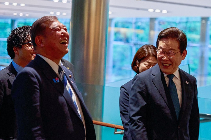 이재명 대통령이 지난 8월 23일 일본 도쿄 총리 관저에 도착해 이시바 시게루 일본 총리와 대화하며 이동하고 있다. 연합뉴스