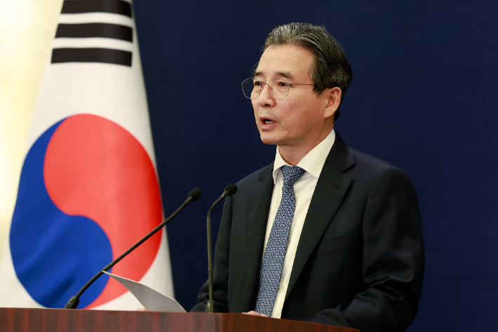 김용범 대통령실 정책실장이 24일(현지시간) 미국 뉴욕 유엔본부에서 이재명 대통령과 스콧 베센트 미국 재무장관 면담 관련 브리핑을 하고 있다. 연합뉴스