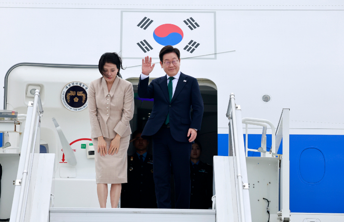 미국 방문 일정을 마친 이재명 대통령과 김혜경 여사가 25일(현지시간) 뉴욕 JFK공항 공군 1호기에서 인사하고 있다. 연합뉴스
