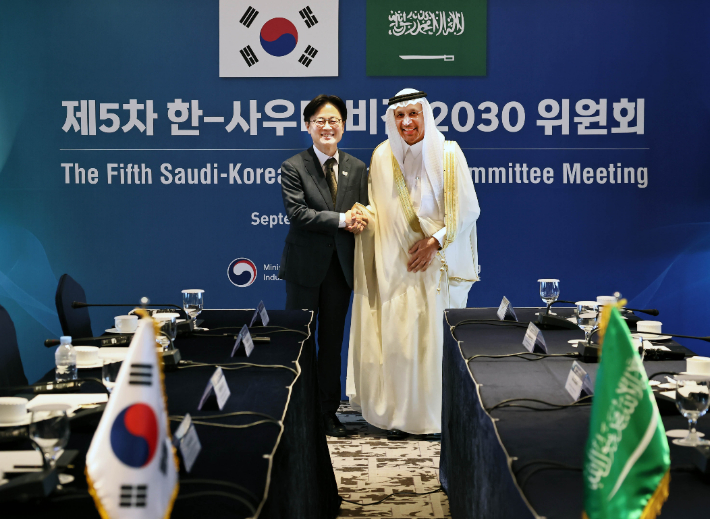 기념 촬영하는 김정관 장관과 사우디아라비아 투자부 장관. 연합뉴스