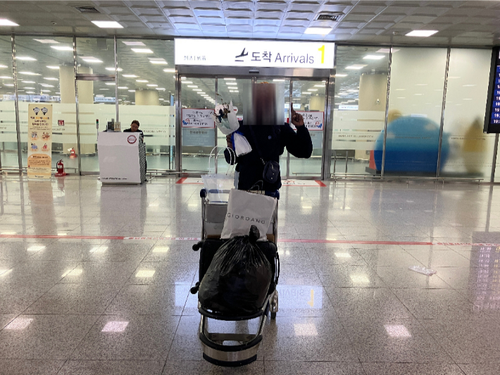 김해국제공항에 5개월째 머물며 난민 심사를 요구했던 30대 기니인이 26일 입국 허가를 받고 공항 밖으로 나왔다. 공익법단체 '두루' 제공