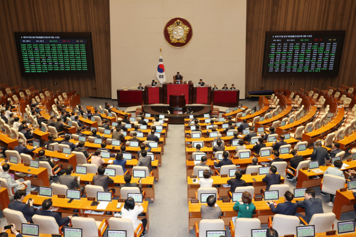 26일 서울 여의도 국회 본회의에서 정부조직법 일부개정법률안에 대한 수정안이 통과되고 있다. 연합뉴스