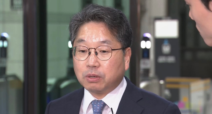 노만석 검찰총장 직무대행이 26일 서울 서초구 대검찰청 앞에서 정부조직법 수정안의 국회 본회의 통과 관련 입장을 밝히고 있다. 연합뉴스