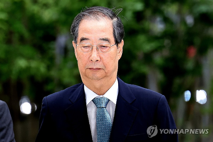 (서울=연합뉴스) 이동해 기자 = 서희건설 관련 금품수수 및 인사청탁 의혹을 받는 한덕수 전 국무총리가 9일 서울 종로구 KT광화문빌딩에 마련된 김건희 여사 관련 의혹을 수사하는 민중기 특별검사팀 사무실에 출석하고 있다. 2025.9.9 eastsea@yna.co.kr 연합뉴스