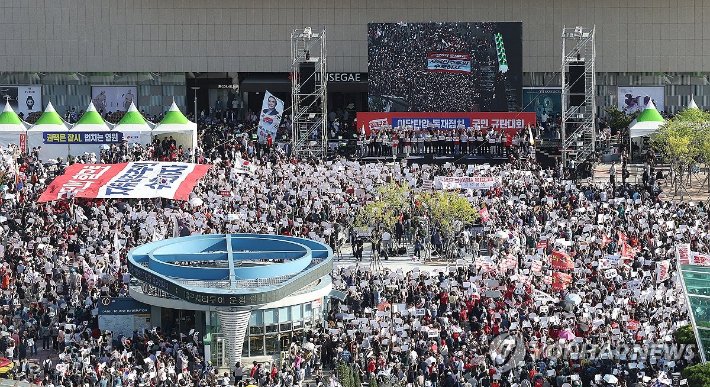 (대구=연합뉴스) 윤관식 기자 = 21일 대구 동구 동대구역 광장에서 국민의힘 '야당탄압·독재정치 국민 규탄대회'가 열리고 있다. 2025.9.21 psik@yna.co.kr 연합뉴스