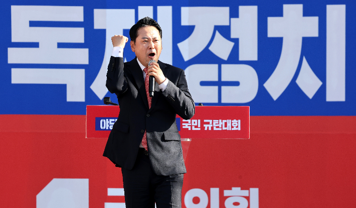 국민의힘 장동혁 대표가 21일 대구 동구 동대구역 광장에서 열린 '야당탄압·독재정치 국민 규탄대회'에서 발언하고 있다. 연합뉴스