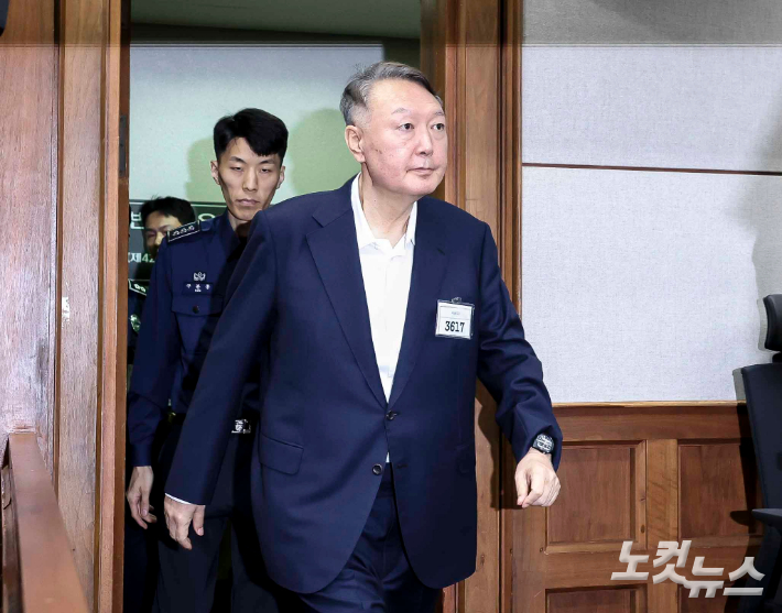 윤석열 전 대통령이 26일 서울 서초구 서울중앙지방법원에서 열린 '특수공무 집행 방해, 직권남용 권리행사 방해 혐의' 첫 재판에 출석하고 있다. 사진공동취재단