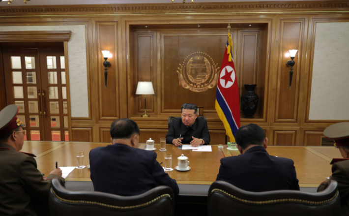 김정은 북한 국무위원장이 지난 26일 핵무기연구소를 비롯한 핵관련 분야의 과학자, 기술자들을 만나 핵물질생산 및 핵무기생산과 관련한 중요협의회를 지도했다. 연합뉴스