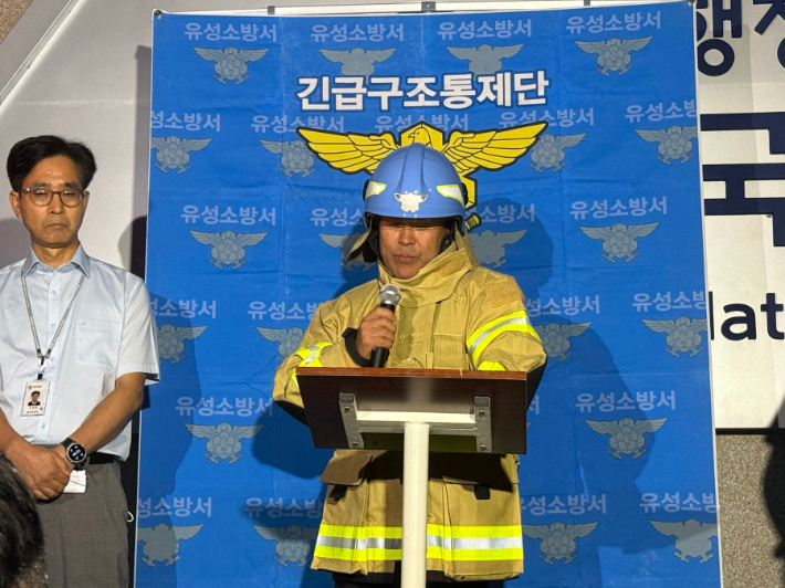 김기선 대전 유성소방서장이 27일 새벽 국가정보자원관리원 앞에서 무정전·전원 장치(UPS)용 리튬이온배터리 화재 진압 상황에 대해 브리핑하고 있다. 연합뉴스