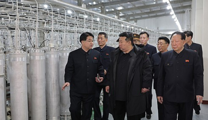 김정은 북한 국무위원장이 지난 1월 핵물질 생산기지와 핵무기연구소를 현지지도하는 모습. 연합뉴스