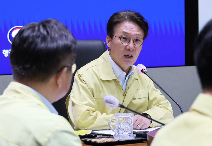 김민석 국무총리가 27일 서울 종로구 정부서울청사에서 열린 국가정보자원관리원 화재 관련 대책회의를 주재하고 있다. 연합뉴스