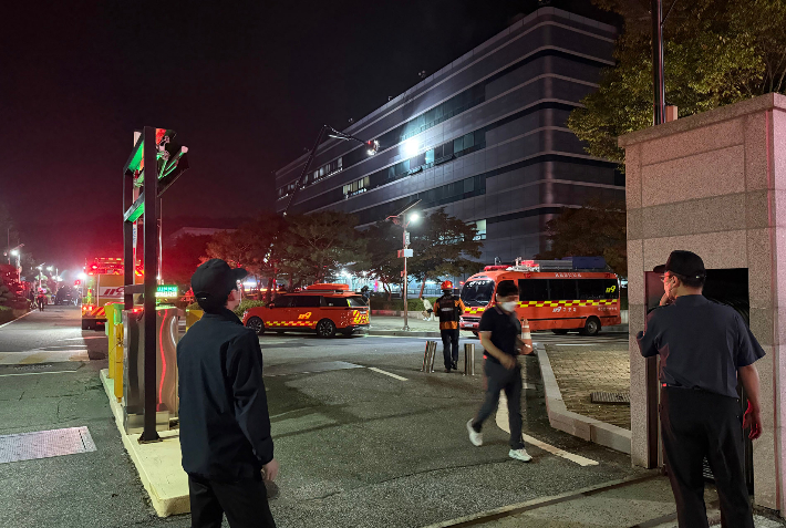 26일 오후 8시 20분께 대전 유성구 화암동 국가정보자원관리원에서 리튬배터리 화재가 발생, 소방당국이 진화작업을 벌이고 있다. 연합뉴스