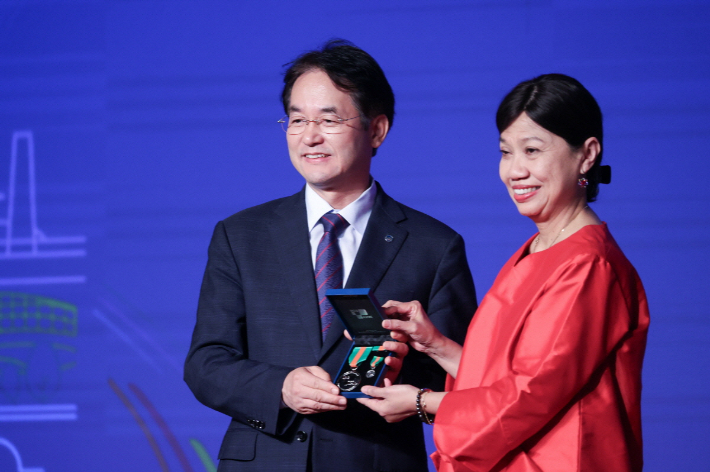 폐회행사인 환송만찬 중 버나디아 찬드라데위 UCLG ASPAC 사무총장에게 감사메달을 전달받은 이동환 고양특례시장. 고양시 제공