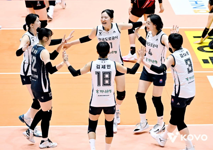 프로배구 컵대회 4강에 진출한 한국도로공사 선수들. 한국배구연맹 