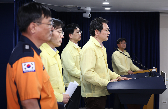 이재용 국가정보자원관리원장이 27일 오전 서울 종로구 정부서울청사 브리핑실에서 열린 '국가정보자원관리원 정부 서비스 장애 관련 브리핑'에서 취재진 질문에 답하고 있다. 연합뉴스