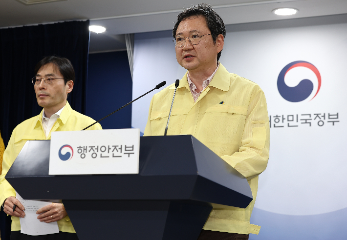 이재용 국가정보자원관리원장(오른쪽)이 27일 오전 서울 종로구 정부서울청사 브리핑실에서 열린 '국가정보자원관리원 정부 서비스 장애 관련 브리핑'에서 취재진 질문에 답하고 있다. 연합뉴스