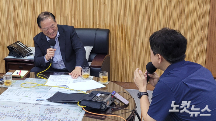 강원CBS.강원영동CBS 시사프로그램 <최진성의 위클리오늘>에 출연한 이병선 속초시장. 전영래 기자