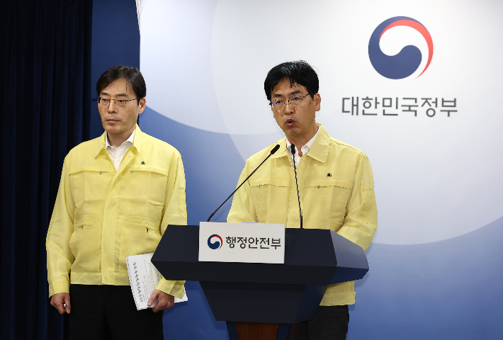 김민재 행정안전부 차관(오른쪽)이 27일 오전 서울 종로구 정부서울청사 브리핑실에서 열린 '국가정보자원관리원 정부 서비스 장애 관련 브리핑'에서 발언하고 있다. 연합뉴스