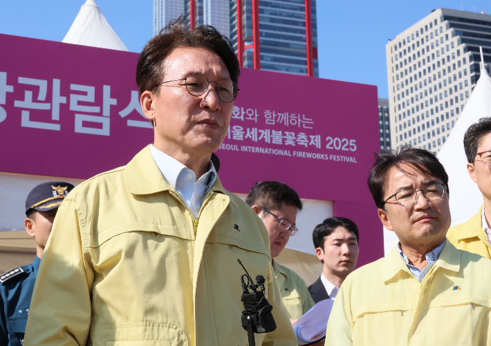 김민석 국무총리가 27일  서울 영등포구 여의도 한강공원을 찾아 서울세계불꽃축제 안전관리 관련 보고를 받고 있다. 연합뉴스