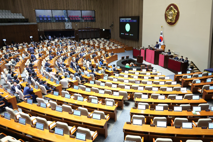 27일 서울 여의도 국회에서 열린 본회의에서 방송미디어통신위원회의 설치 및 운영에 관한 법률안이 통과되고 있다. 연합뉴스