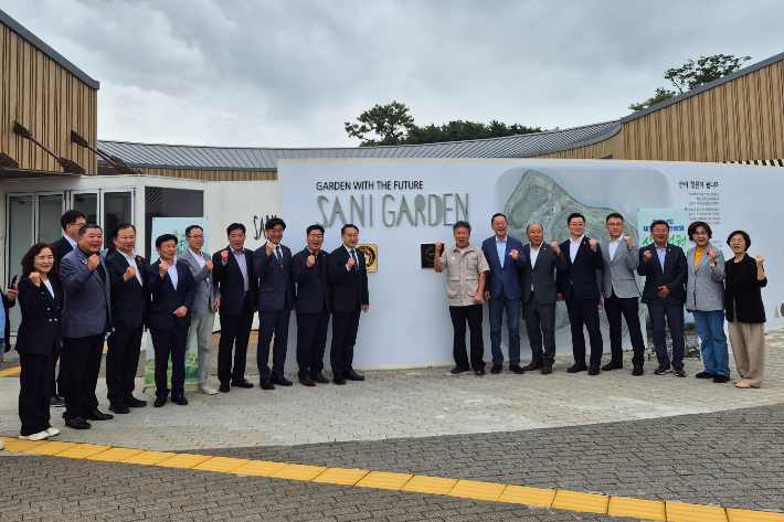 전남 해남군 산이면에 있는 해남 '산이 정원'이 제30호 민간 정원으로 27일 개원한 가운데 행사 참석자들이 기념사진을 찍고 있다. 전라남도 제공   