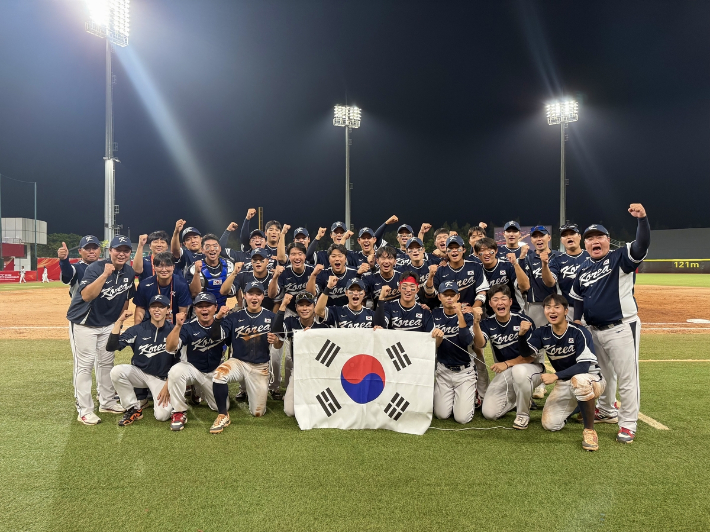 한국 야구 대표팀이 27일 중국 푸젠성 핑탄에서 열린 제31회 아시아야구선수권대회 일본과 슈퍼 라운드 경기에서 1 대 0으로 이긴 뒤 기념 촬영한 모습. 대한야구소프트볼협회