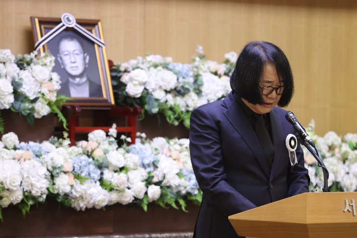  개그맨 최양락이 28일 서울 송파구 서울아산병원 장례식장에서 엄수된 개그맨 전유성 영결식에서 고인의 약력을 보고하고 있다. 연합뉴스