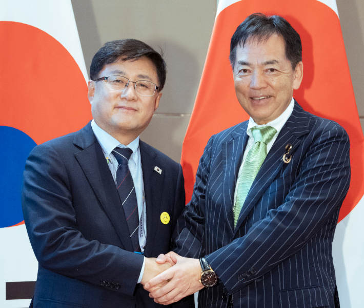 김성환 환경부 장관이 현지시간 27일 중국 옌타이에서 아사오 게이이치로 일본 환경성 장관과 만나 회담에 앞서 기념촬영을 하고 있다. 환경부 제공